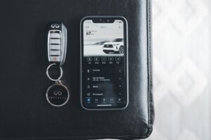 LINEで車の買取相談をするスマホと車のキーのイメージ