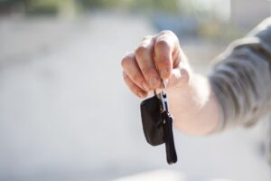 車の売り時を考える人と査定価格が高くなる時期のイメージ