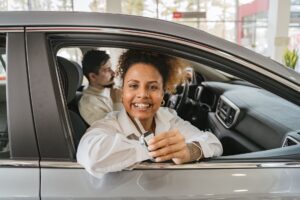 ディーラー下取りと買取業者の査定額を比較する車のイメージ