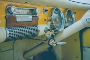 車を売るか乗り続けるか判断するイメージの車のキー