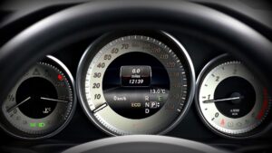 走行距離を示す車のメーターと査定価格の関係を表すイメージ