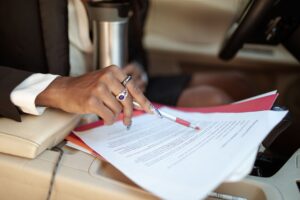 車の売却に必要な書類を机の上に並べた様子
