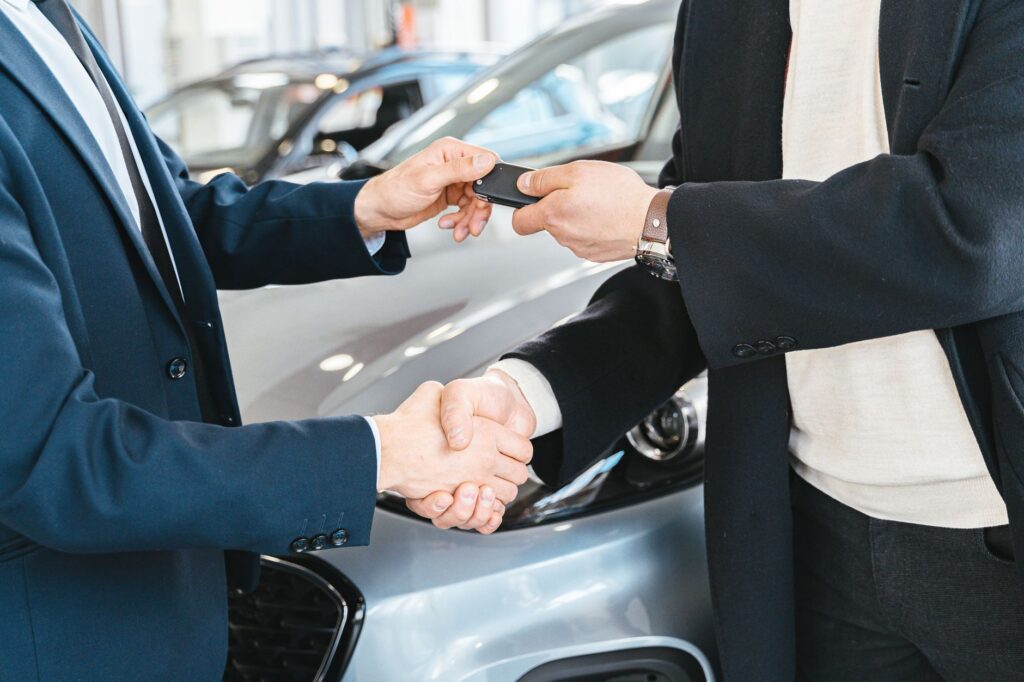 車の乗り換えタイミングを判断するイメージと駐車場の車
