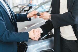 車の乗り換えタイミングを判断するイメージと駐車場の車