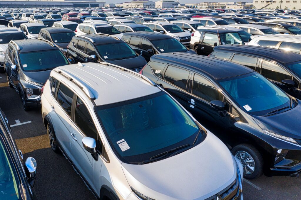 自社ローンで購入できる中古車が並ぶ販売店