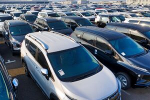 自社ローンで購入できる中古車が並ぶ販売店