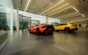 高級車・ブランド車の査定相場を解説するベンツBMWの並ぶ駐車場