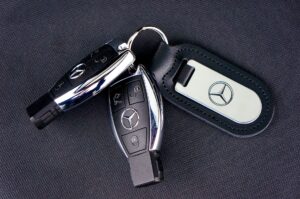 頭金なしで購入できる中古車と鍵のイメージ画像